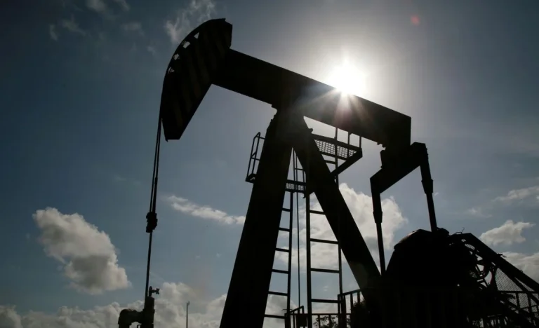 Petróleo Dispara 3% Para Máxima de 5 Meses com Temor de Ataque dos EUA ao Irã, Impactando Preços Globais