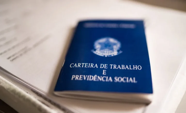 Desemprego no Brasil em Mínima Histórica: Taxa Cai para 5,1% no Fim de 2025 e Ano Termina com Recorde Anual