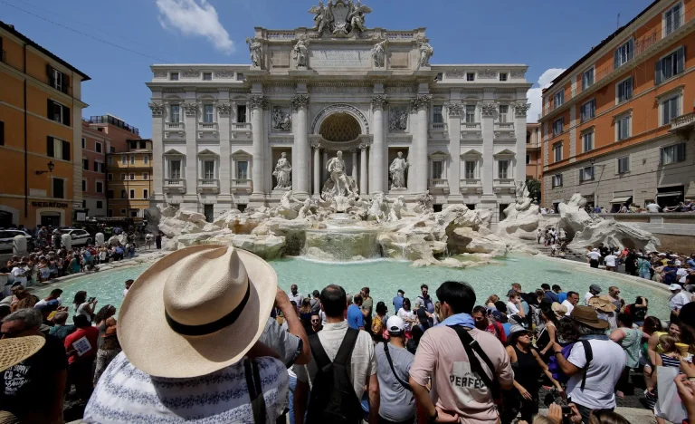 Fontana di Trevi com Taxa: Roma Implementa Ingresso de 2 Euros para Reduzir Multidões e Preservar o Monumento Histórico