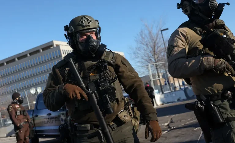 EUA equipam agentes de imigração com câmeras corporais após mortes em Minnesota, Trump apoia decisão