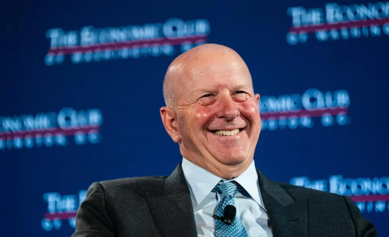 Salários Milionários: CEOs da Disney, Goldman Sachs e JPMorgan Lideram Ranking de Remuneração em 2025