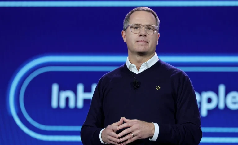 Doug McMillon, ex-CEO do Walmart, revela 3 conselhos de carreira para a Geração Z: “A vida é muito curta para odiar seu emprego”