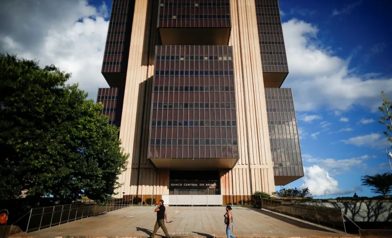 BC Detalha Juros: Ciclo de Cortes em Março Depende de Mais Dados Econômicos e Inflação na Meta