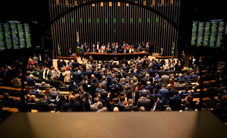 Câmara dos Deputados Aprova Criação de 18 Mil Cargos e Impacto de R$ 5,3 Bilhões em Ministérios e Servidores do Congresso