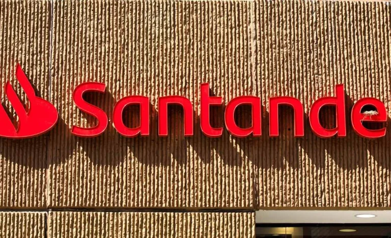 Santander Anuncia Recompra Histórica de 5 Bilhões de Euros Após Lucro Recorde e Compra do Webster Bank nos EUA
