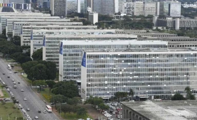 Reajuste de Servidores do Executivo: Governo Estima Impacto de R$ 5,3 Bilhões em 2026 com Novas Carreiras e Cargos