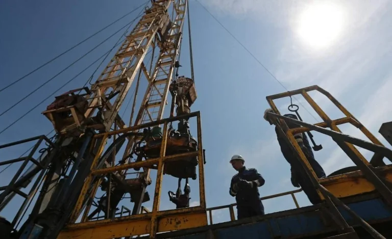 Petróleo despenca mais de US$ 1: EUA e Irã confirmam encontro em Omã, aliviando temores de conflito e interrupção no fornecimento