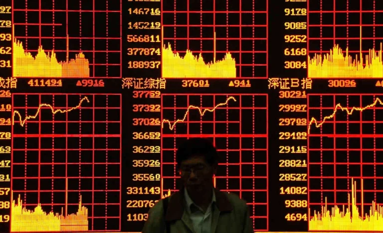 Bolsas Asiáticas em Queda: Tecnologia Puxa Seul para Baixo, Tókio Cede com Eleições e China Oscila