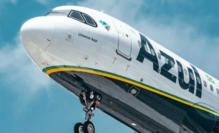 Ações da Azul (AZUL53) despencam mais de 30%: entenda a diluição de acionistas e o adiamento da oferta
