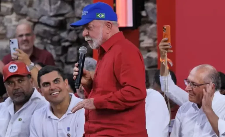Lula declara 2026 como “guerra política”, abandona “paz e amor” e foca em combater desinformação