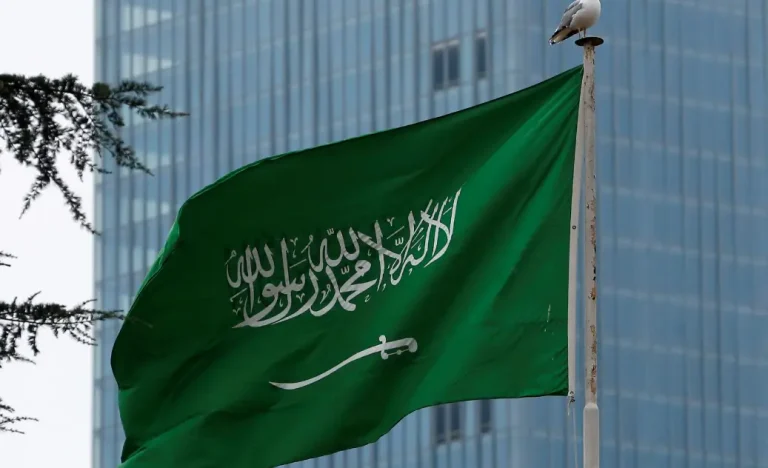 Arábia Saudita injeta US$ 2 bilhões na Síria com foco em energia, aviação e telecomunicações, fortalecendo novos laços