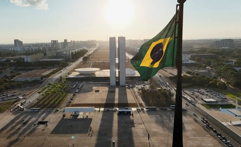Congresso e Judiciário: 3 mil rubricas disfarçam salários turbinados acima do teto