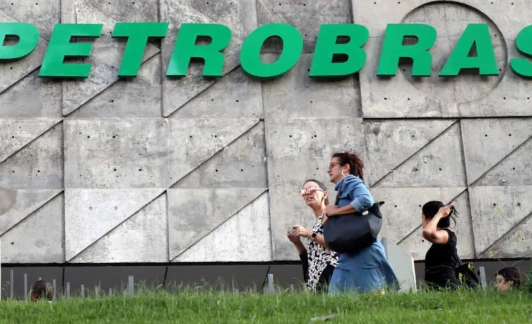 Petrobras (PETR4): Gestores Cautelosos com Ações da Estatal Apesar do Fluxo Estrangeiro e Alta de 20% em 2024