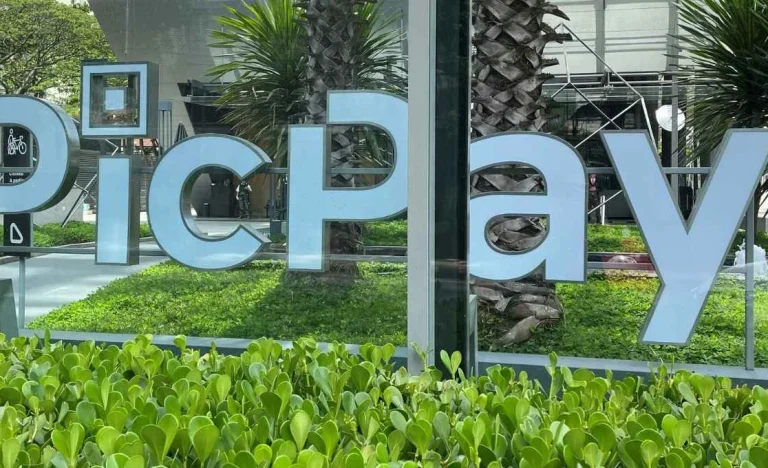 PicPay (PICS) despenca 17% após IPO nos EUA: Gestor explica o que assusta investidores e afunda ações da fintech dos irmãos Batista