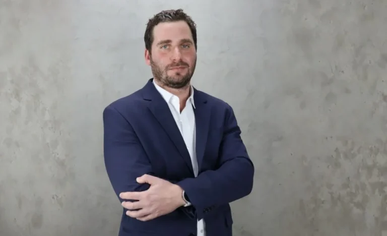 Dólar em Queda: Cortes na Selic, Fed e Eleições Moldam o Futuro da Moeda Americana