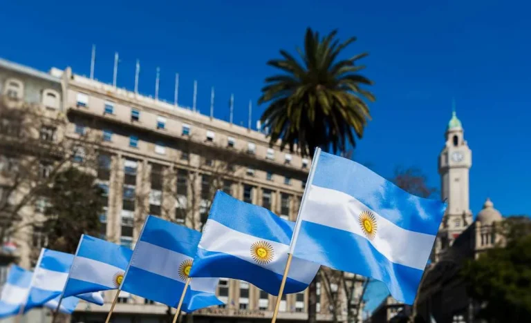 Argentina: Senado de Milei aprova reforma trabalhista polêmica em meio a protestos violentos e prisões