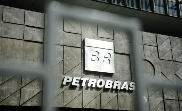 Petrobras (PETR4) em Queda: Entenda o Impacto do Petróleo e as Negociações EUA-Irã nas Ações da Estatal