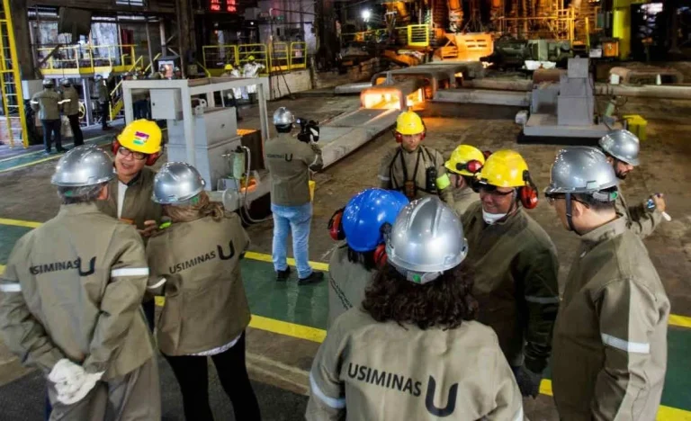 Usiminas (USIM5) surpreende mercado com lucro líquido de R$ 129 milhões no 4T25, revertendo prejuízo e superando expectativas, mas 2025 fecha no vermelho