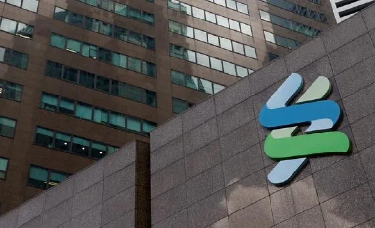 Bitcoin em Queda Livre? Standard Chartered prevê mergulho de 25% e alerta investidores de ETFs