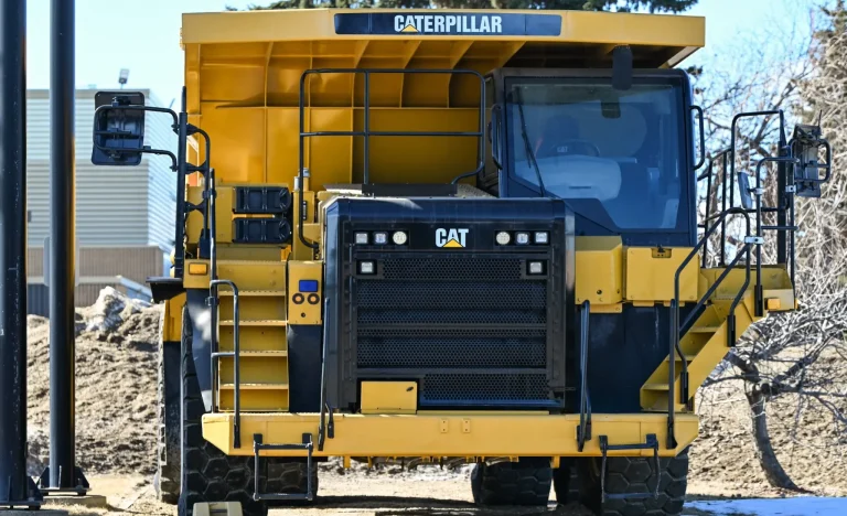 Caterpillar: De Tratores Centenários à Gigante da IA, Ações Disparam com Demanda por Data Centers