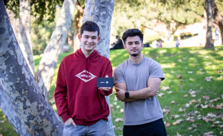 Geração Z contra o Vício Digital: Jovens Compram “Cadeados” para Celulares e Exibem nas Redes