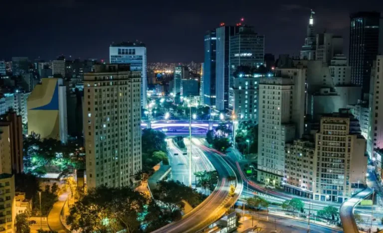 São Paulo Emerge Como Capital Global da Vida Noturna: Como a Metrópole Brasileira Revitalizou Seu Centro Histórico para Festas Que Duram Até o Amanhecer