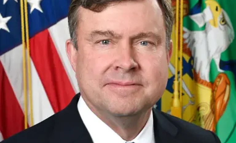 Principal responsável pelas sanções do governo Trump, John Hurley, deixa o cargo após tensões internas no Tesouro dos EUA