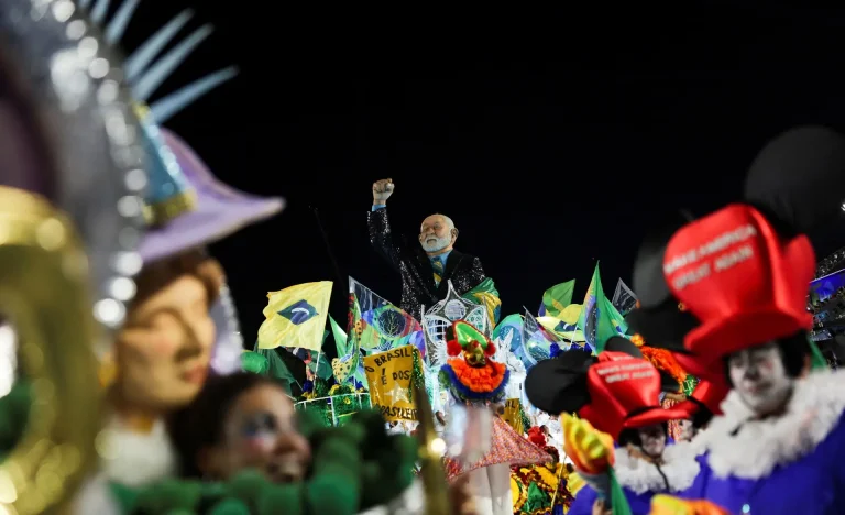 Carnaval em SP: Desfile da Acadêmicos de Niterói em Homenagem a Lula Gera Polêmica com Críticas a Bolsonaro e Temer