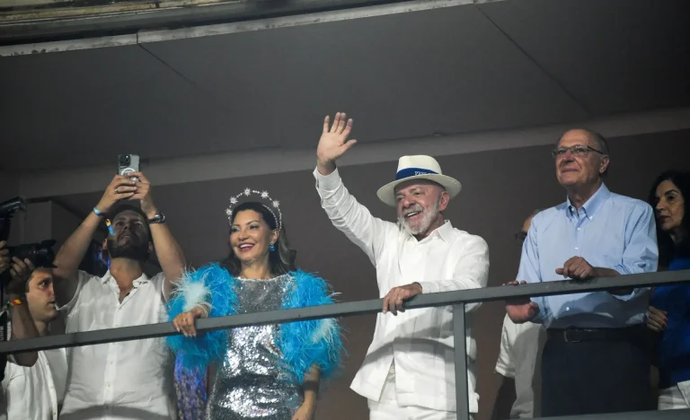 Oposição explode contra desfile pró-Lula na Sapucaí: “Propaganda do regime”, “crime” e “abuso de poder”