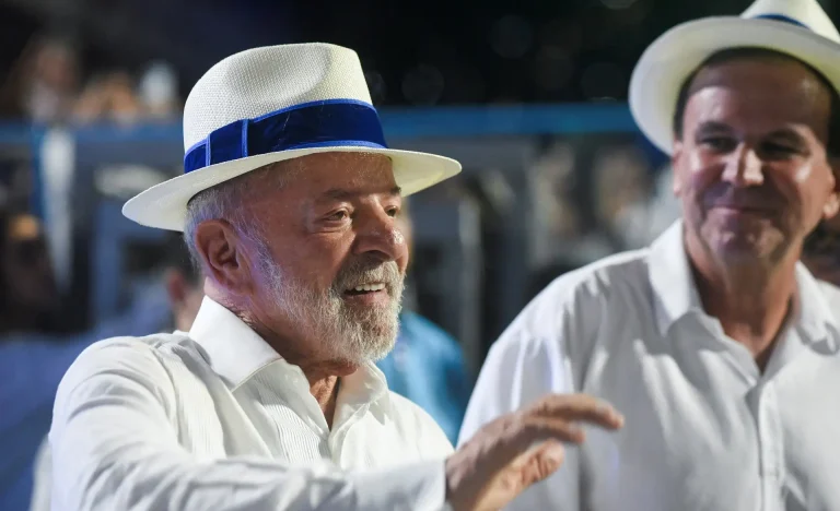 Carnaval 2026: Grupo com camisas da Seleção Brasileira protesta contra Lula na Sapucaí e é contido pela PF