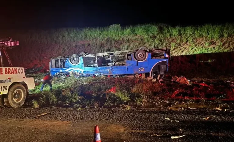 Tragédia na BR-153: Ônibus com trabalhadores rurais tomba, deixando 6 mortos e 45 feridos em SP