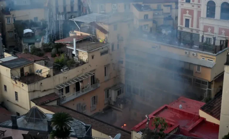 Incêndio Devasta Teatro Sannazaro em Nápoles: Estrutura Histórica de Madeira é Destruída em Chamas