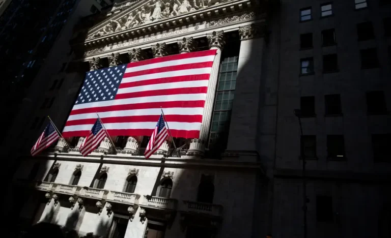 Bolsas de NY em Montanha-Russa: Tech em Queda Livre e Ações Disparam com Rumores de Fusão e Aquisição