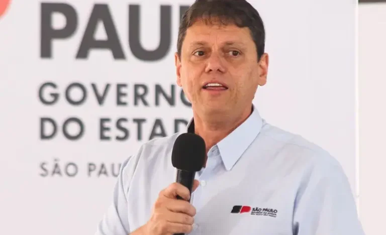 Tarcísio questiona TSE: “Aos amigos, tudo; aos inimigos, a lei” após desfile pró-Lula na Sapucaí