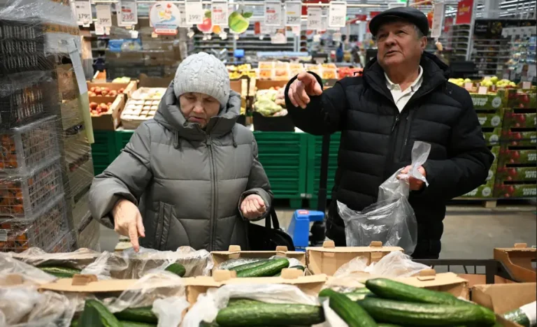 Pepinos ‘de Ouro’ na Rússia: Alimento Básico Vira Símbolo da Inflação em Meio à Guerra e Crise Econômica