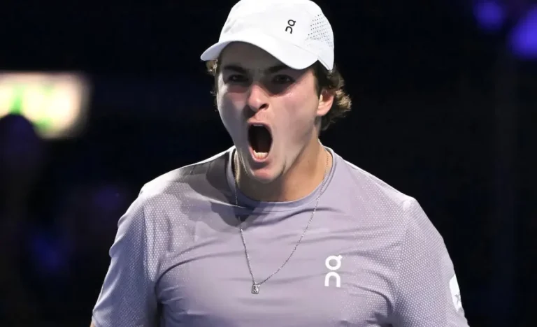 Sensação do Rio Open, João Fonseca vence Thiago Monteiro em estreia individual e avança para as oitavas