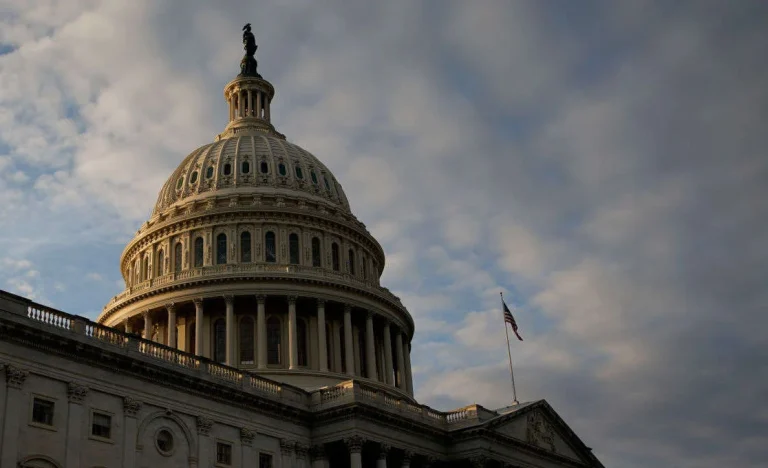 Fitch: Paralisação do Governo dos EUA Expõe Polarização e Altos Déficits Fiscais, Ameaçando Estabilidade Econômica