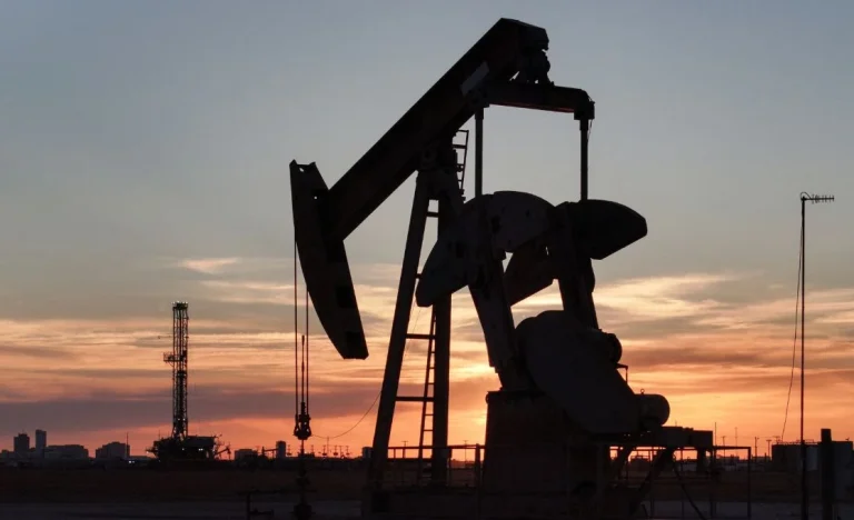 Petróleo Dispara: Conflito EUA x Irã Ameaça Estreito de Ormuz e Fluxo Global de Combustível