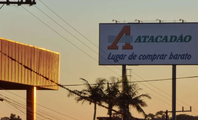Atacadão Vende 22 Imóveis por R$ 975 Milhões para Fundos Imobiliários, Gerando Ganho de Capital e Impactando o IFIX