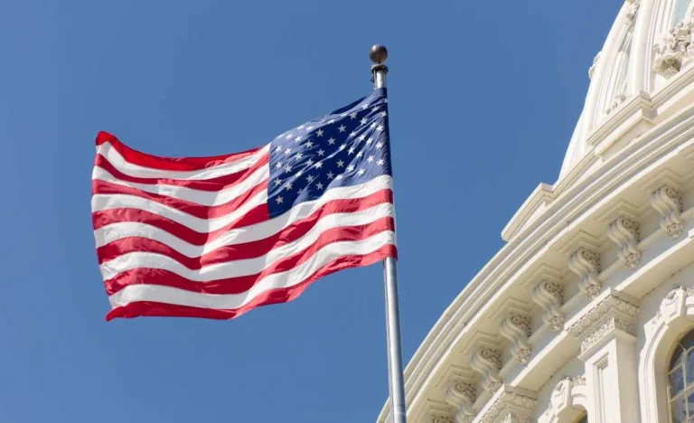 Inflação PCE em Dezembro: Subida de 2,9% nos EUA Desafia Meta de 2% do Fed e Afeta Decisões de Juros