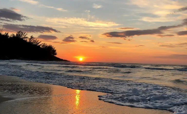 Orgulho Brasileiro: Povo Acolhedor e Belezas Naturais Encantam, Mas Política e Economia Geram Frustração em Pesquisa