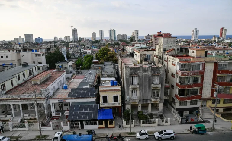 Crise Energética em Cuba: Milhares de Pequenos Negócios Privados Enfrentam Risco de Fechamento Devido à Escassez de Combustível e Apagões