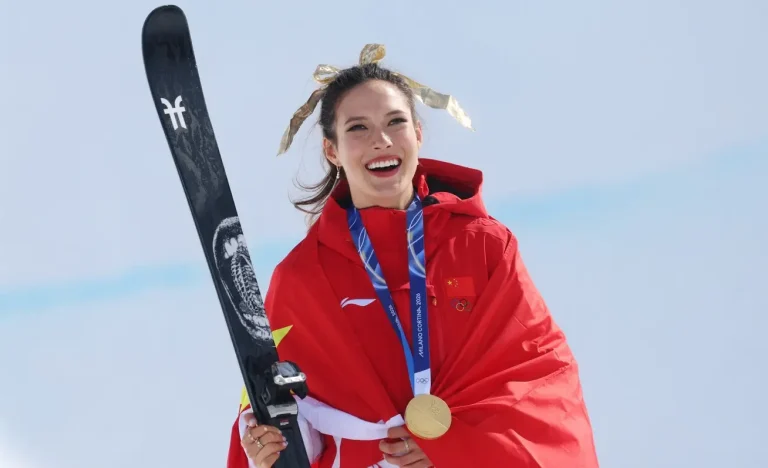 Eileen Gu: A campeã olímpica que divide opiniões ao trocar EUA pela China e brilhar no esporte e nos negócios