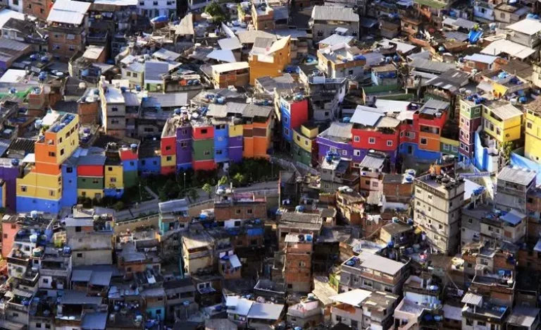 Rocinha: Drones, Lajes e Apps Turbinam Turismo e Atraem Milhares de Visitantes à Favela Carioca
