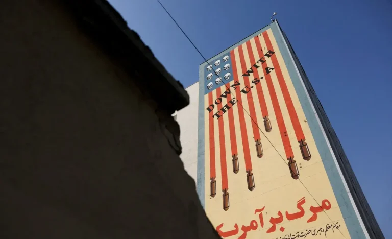 Irã sinaliza novas concessões nucleares em troca de sanções e direito ao enriquecimento de urânio, buscando evitar conflito com EUA