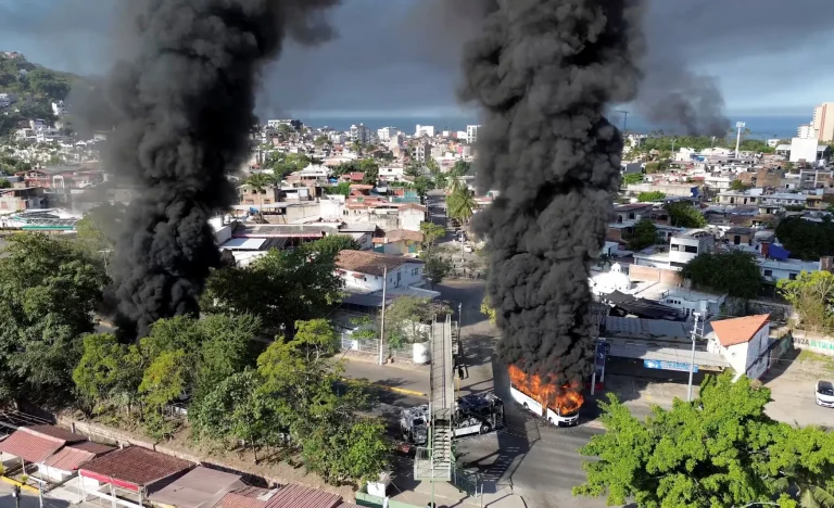 México em Alerta: Onda de Violência Vinculada à Morte de ‘El Mencho’ Paralisa Aulas, Bancos e Jogos de Futebol