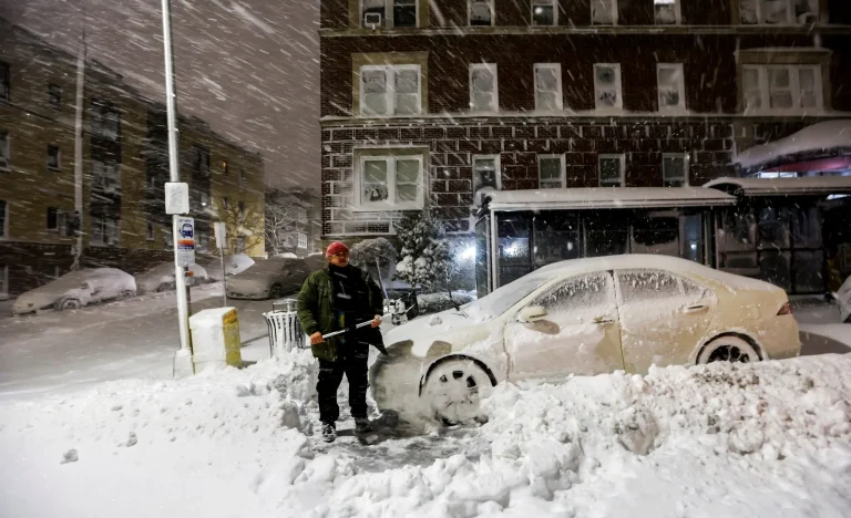 NEVASCA DEVASTADORA NO NORDESTE DOS EUA: Escolas Fechadas, Voos Cancelados e Alerta de Emergência em Nova York e Massachusetts