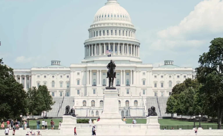 Senadores Democratas Propõem Reembolso de Tarifas de Trump Consideradas Ilegais pela Suprema Corte