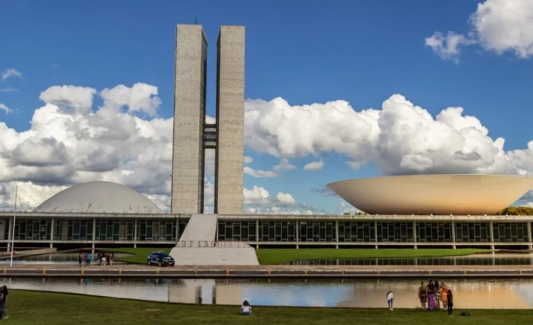 Data Centers no Brasil em Risco: Associação Alerta para Urgência na Sanção do ReData e Aumento de Impostos