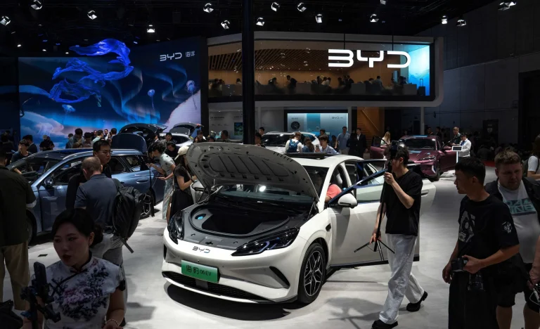 BYD em Queda: Ações Despencam 40% e Vendas Sete, Gigante Chinesa de Elétricos Enfrenta Guerra de Preços e Fim de Subsídios